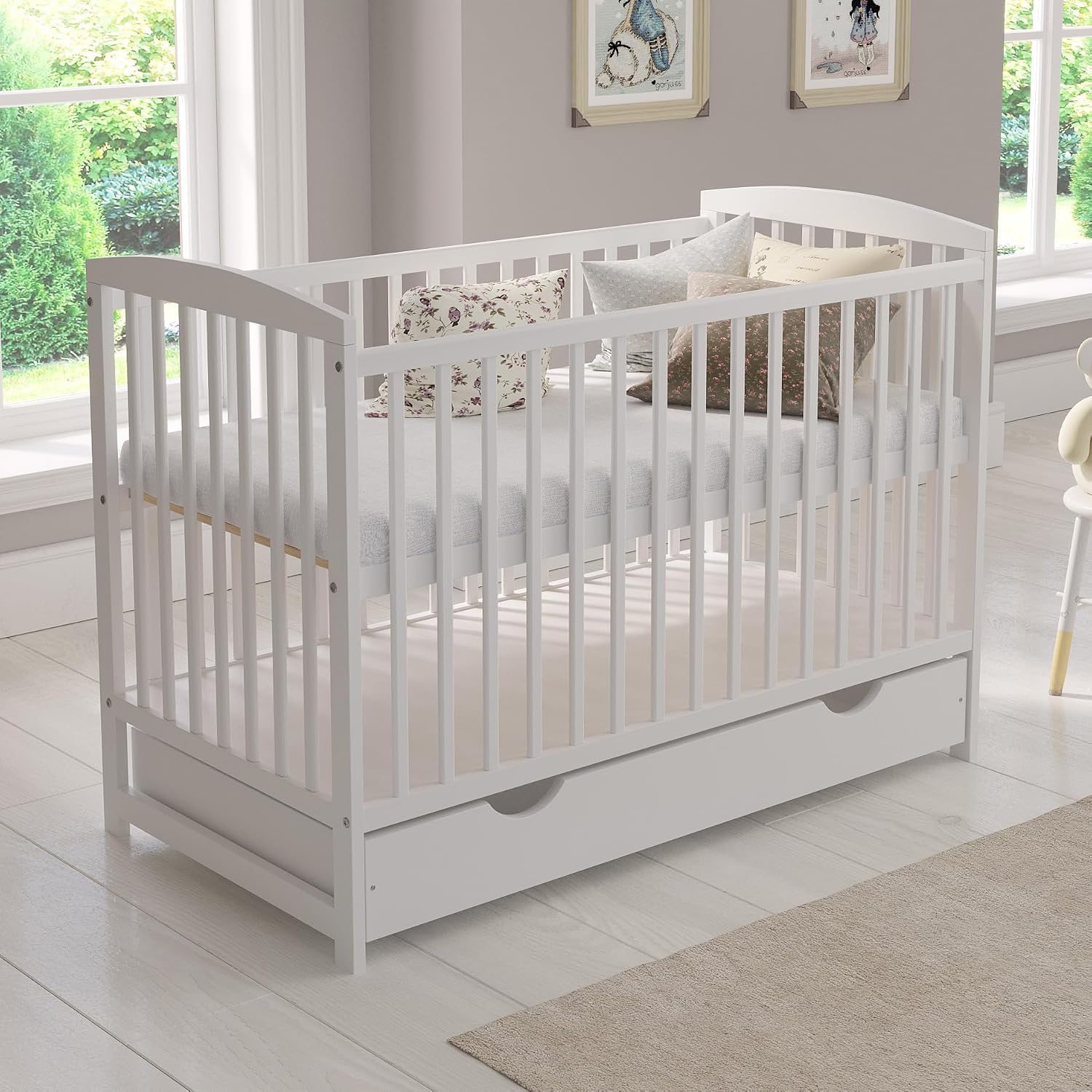 Love For Sleep Babybett 120x60 cm Weiß – Beistellbett mit Schublade und Matratze – Mitwachsendes Gitterbett aus Holz – Kinderbett Modell Jacob